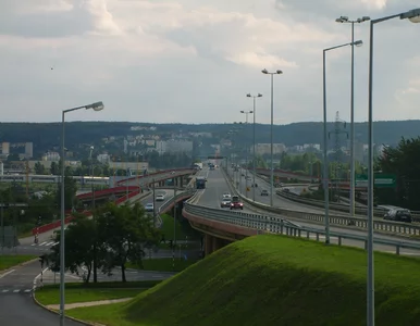 Miniatura: Samochód wjechał w przystanek autobusowy....