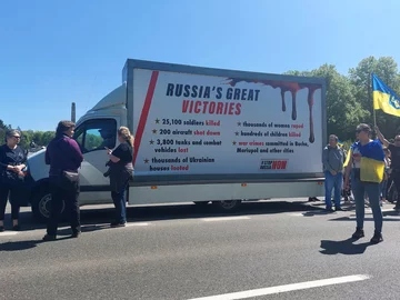 Protest przed Cmentarzem Żołnierzy Radzieckich w Warszawie 