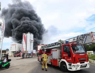 Miniatura: Płonie hala z tworzywami sztucznymi. Trwa...