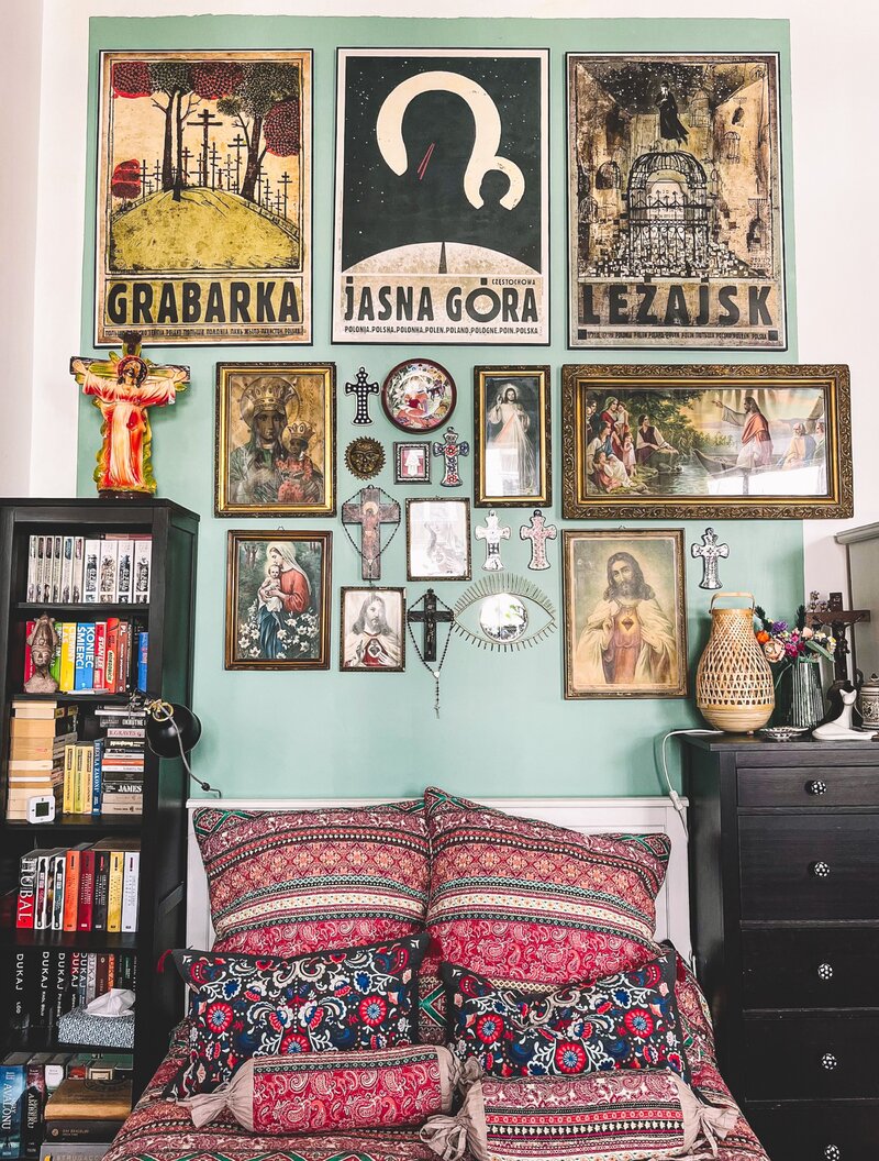 Wnętrze, kt&oacute;re opowiada historię &ndash; eklektyczna przestrzeń pełna przedmiot&oacute;w z&nbsp;przeszłością, osobistych pamiątek i&nbsp;warstw znaczeń, gdzie charakter mieszkańc&oacute;w staje się najważniejszym elementem aranżacji