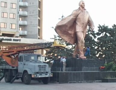 Miniatura: Demontaż pomnika Lenina na Ukrainie....