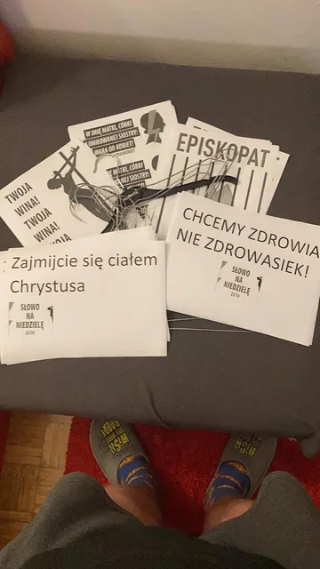 Wydruki przygotowane na niedzielną akcję protestacyjną 