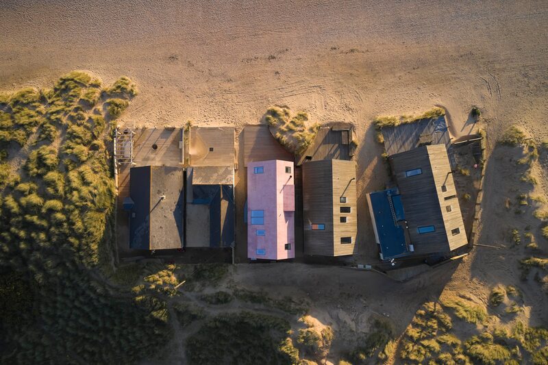 Różowy domek na plaży, projekt RX Architects