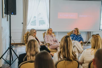 Jubileuszowa X edycja Komfort Design Days zgromadziła architektów, projektantów wnętrz, ekspertów branży oraz partnerów marki Komfort w Pałacu i Folwarku Łochów 