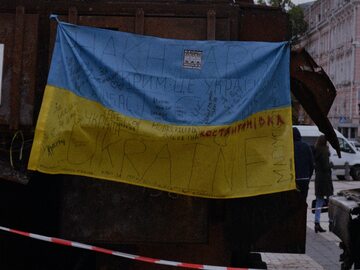 Zdjęcie ilustracyjne, ukraińska flaga na spalonym czołgu