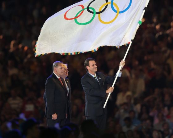 Olimpijski sztandar przejął Eduardo Paes, burmistrz Rio de Janeiro (fot. EPA/CHRISTIAN CHARISIUS/PAP)