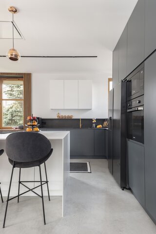 Wszystkie odcienie szarości. Dom jednorodzinny w Konstancinie, projekt SAAN Architekci