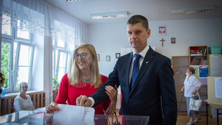 Miniatura: Dariusz Piontkowski bez maseczki. Tak...