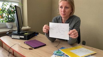 Nauczcielka szkoły pokazuje mapę Ukrainy