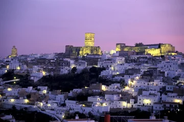 Z kolei wciąż najstarszym zamieszkałym miastem w Hiszpanii jest Kadyks (hiszp. Cadiz), w Andaluzji. Kadyks został założony około 1100 r. p.n.e. przez Fenicjan. (fot. cadiztourismo.com)