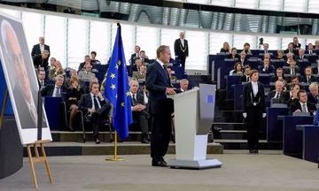 Donald Tusk podczas ceremonii pożegnania Helmuta Kohla 