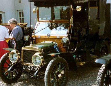 Miniatura: 100-letni samochód jeździ po Polsce