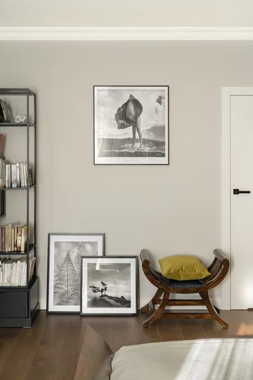 Aranżacja nowoczesnego wnętrza z dużymi przeszkleniami, proj. MIŚKIEWICZ design 