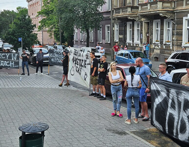 Miniatura: Milczący protest przed komendą po śmierci...