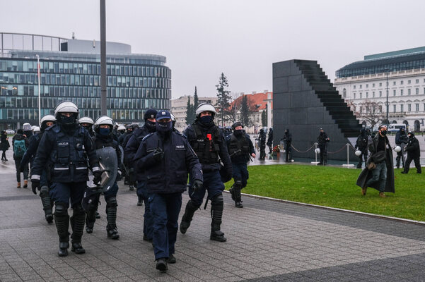 Miniatura: 13 grudnia, Warszawa. Policjanci...