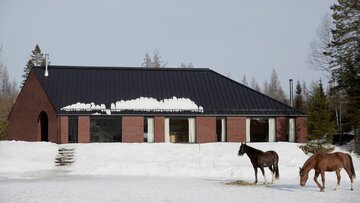 Dom rodzinny z&nbsp;ujeżdżalnią koni, projekt Atelier Barda