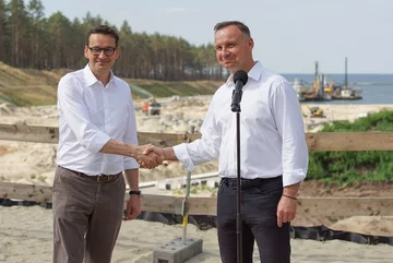 Andrzej Duda i Mateusz Morawiecki na budowie przekopu Mierzei Wiślanej 