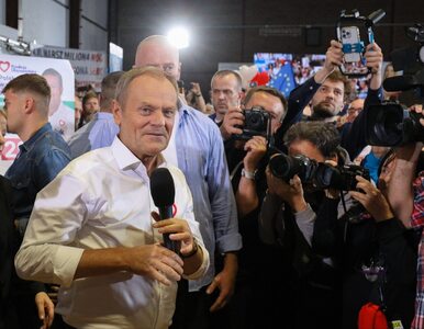 Miniatura: Donald Tusk otrzymał medal od żołnierza....