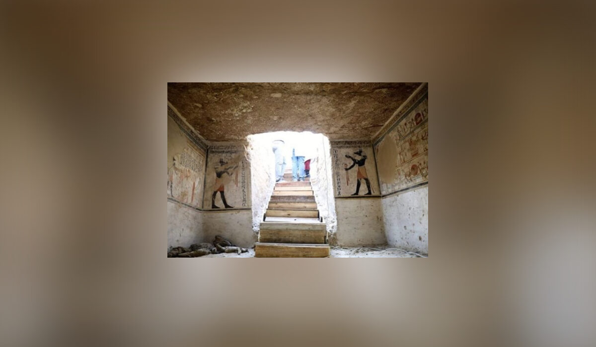 Mumie myszy, kotów i ptaków. Fascynujące znalezisko w Egipcie Widok na wyjście z grobowca w Sauhadż