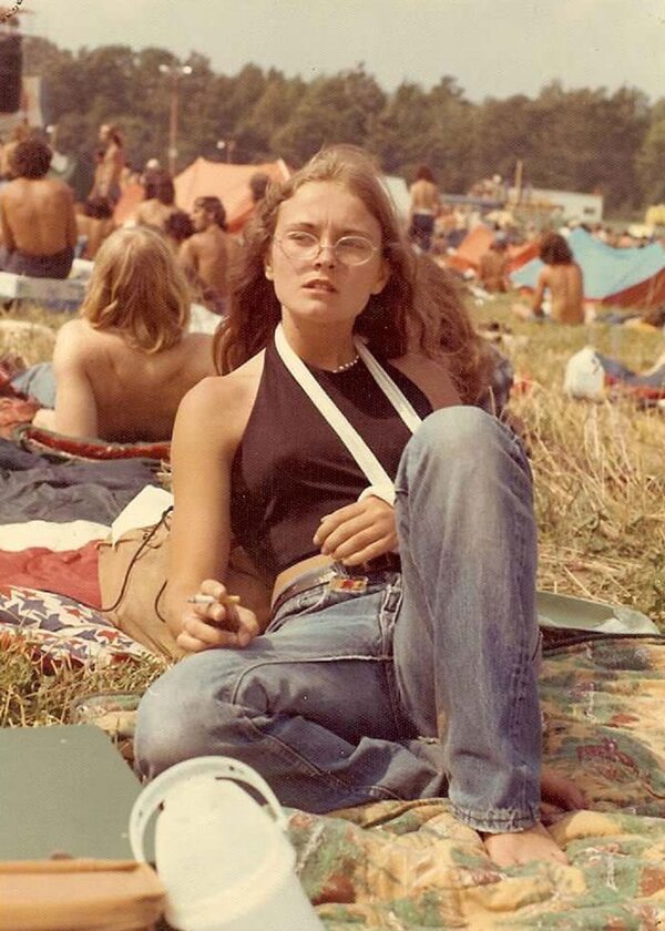 16. "Moja mama w wieku 15 lat, paląca na koncercie Allman Brothers ze złamaną ręką. 1973 rok".