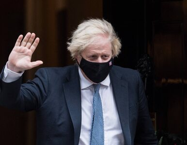 Obawy przez Omikronem w Anglii. Boris Johnson ogłosił powrót do...