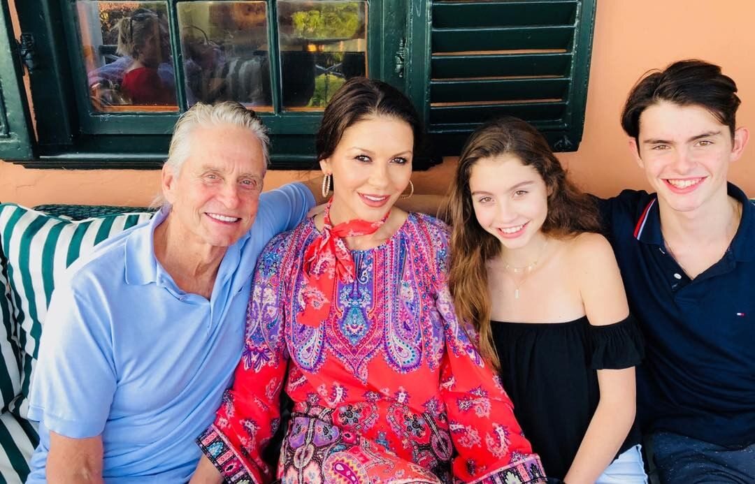 Catherine Zeta-Jones i Michael Douglas z dziećmi 