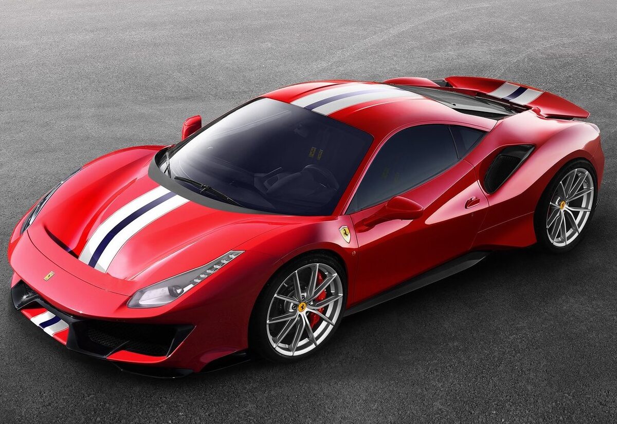 Ferrari 488 Pista Za fotelami kierowcy i pasażera mieści się silnik 3,9 o mocy 720 KM z turbodoładowaniem. To najmocniejsze V8 jakie kiedykolwiek zainstalowano w samochodzie z Maranello. Ma o 50 KM więcej niż model 488 GTB. 488 Pista rozpędza się do setki w czasie 2,85 s. 200 km/h osiąga po 7,6 s. Prędkość maksymalna to 340 km/h.