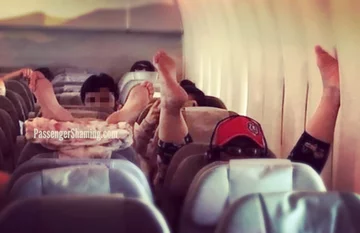 Dziwne zachowania i znaleziska w samolotach. Zdjęcie z profilu Passenger Shaming 
