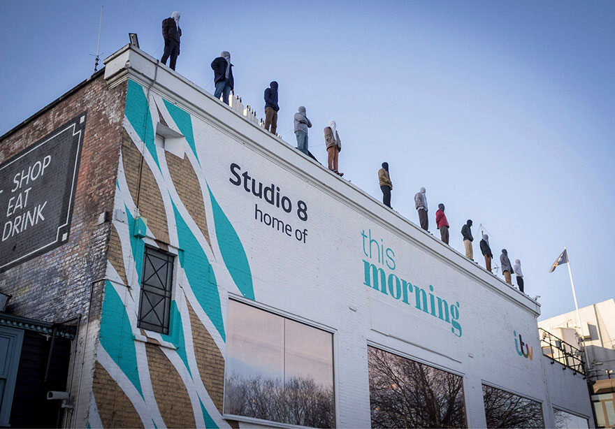 Rzeźby samobójców na budynkach ITV w Londynie 