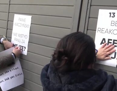 Politycy Lewicy powiesili plakaty na bramie siedziby PiS. „Policja...