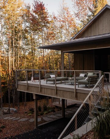 Dom zawieszony nad zboczem, gdzie konstrukcja, światło i&nbsp;materia tworzą sp&oacute;jną relację z&nbsp;krajobrazem, projekt Mati&egrave;re Premi&egrave;re Architecture