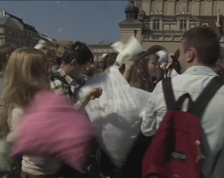 Miniatura: Krakowski rynek cały w pierzu. Ogromna...