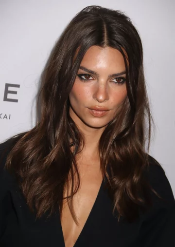 Emily Ratajkowski Emily Ratajkowski urodziła się w Londynie. Jest córką malarza Johna Ratajkowskiego i pisarki Kathleen Balgley. Jej ojciec ma polskie korzenie, a matka jest Żydówką.