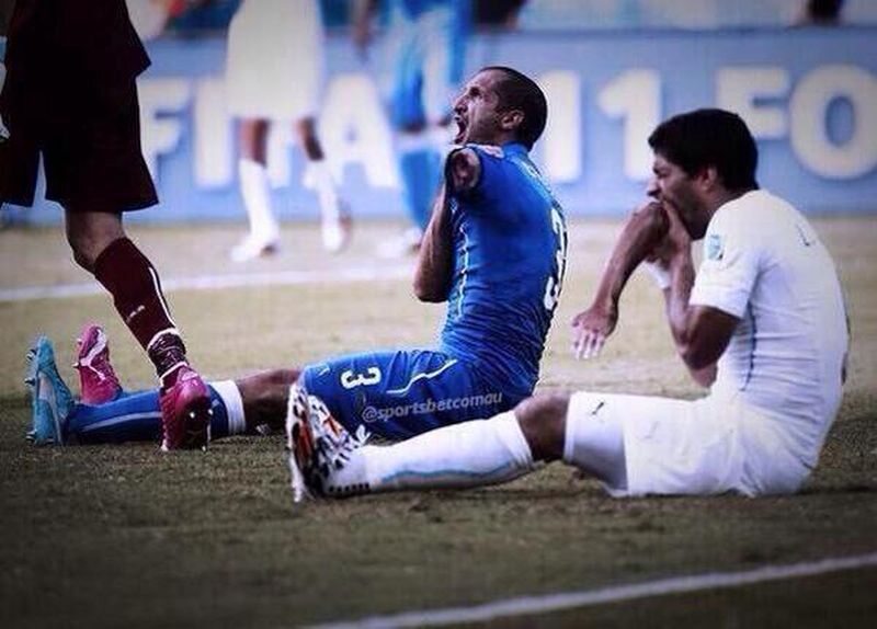 Luis Suarez po ugryzieniu Giorgio Chielliniego w meczu Urugwaj - Włochy 