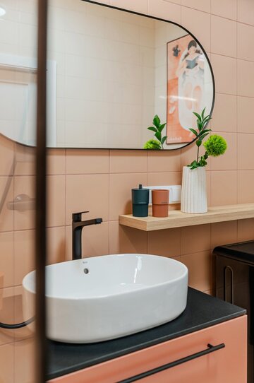 Niewielkie mieszkanie w&nbsp;energetycznych kolorach, projekt Deer Design