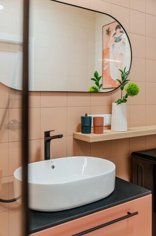Niewielkie mieszkanie w energetycznych kolorach, projekt Deer Design