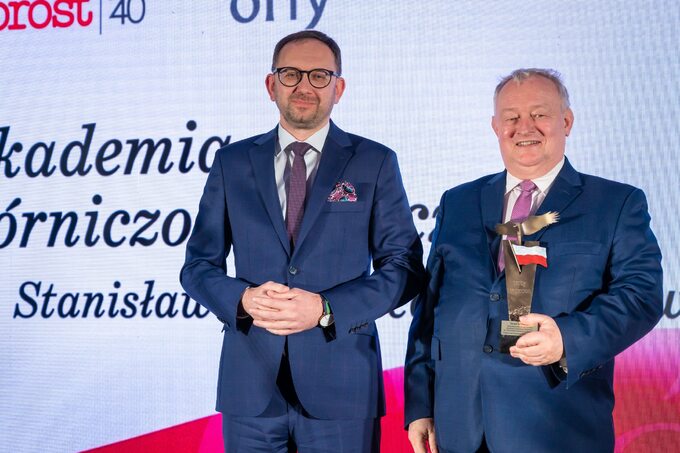 prof. Rafał Wiśniowski (z prawej) oraz wręczający nagrodę Robert Jakubik, Dyrektor Departamentu Komunikacji i Promocji Funduszy Europejskich, Ministerstwo Funduszy i Polityki Regionalnej