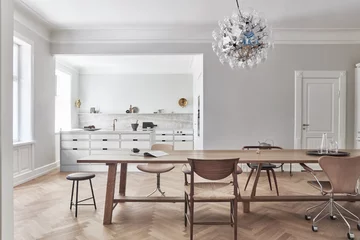 Biała zabudowa kuchenna w kamienicy 