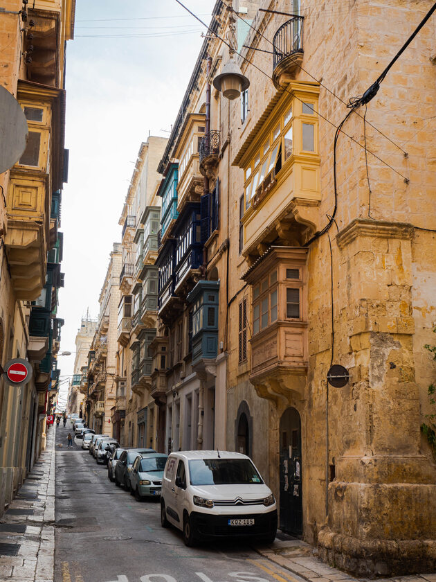 Ozdobne balkony w Valletcie Główne uliczki Valletty są pięknie odrestaurowane i wyglądają, jakby były nowe. Jeżeli jednak przespacerujemy się bocznymi ścieżkami, znajdziemy miejsca, w których widać upływ czasu. Moim zdaniem właśnie te drugie mają większy urok i klimat.