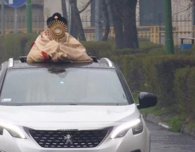 Miniatura: Księża jeździli po Legnicy z monstrancją....