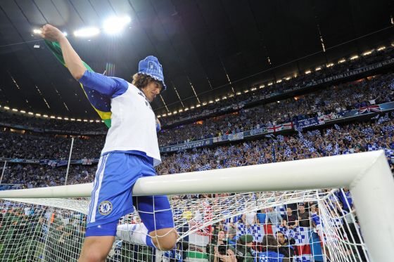 Radość w londyńskim zespole była ogromna. David Luiz wspiął się nawet na bramkę, by z góry świętować sukces, fot. PAP/EPA/MARC MUELLER