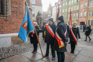 Mieszkańcy miasta przed Bazyliką Mariacką 