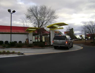 Miniatura: 8-latek samochodem podwiózł siostrę do...