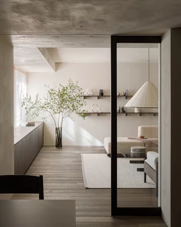 Mieszkanie w kojących kolorach ziemi, projekt Norm Architects i Keiji Ashizawa Design Norm Architects, Keiji Ashizawa Design, Karimoku, Tokio