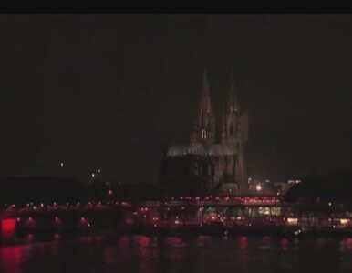 Miniatura: Słynna katedra pogrążona w ciemności....