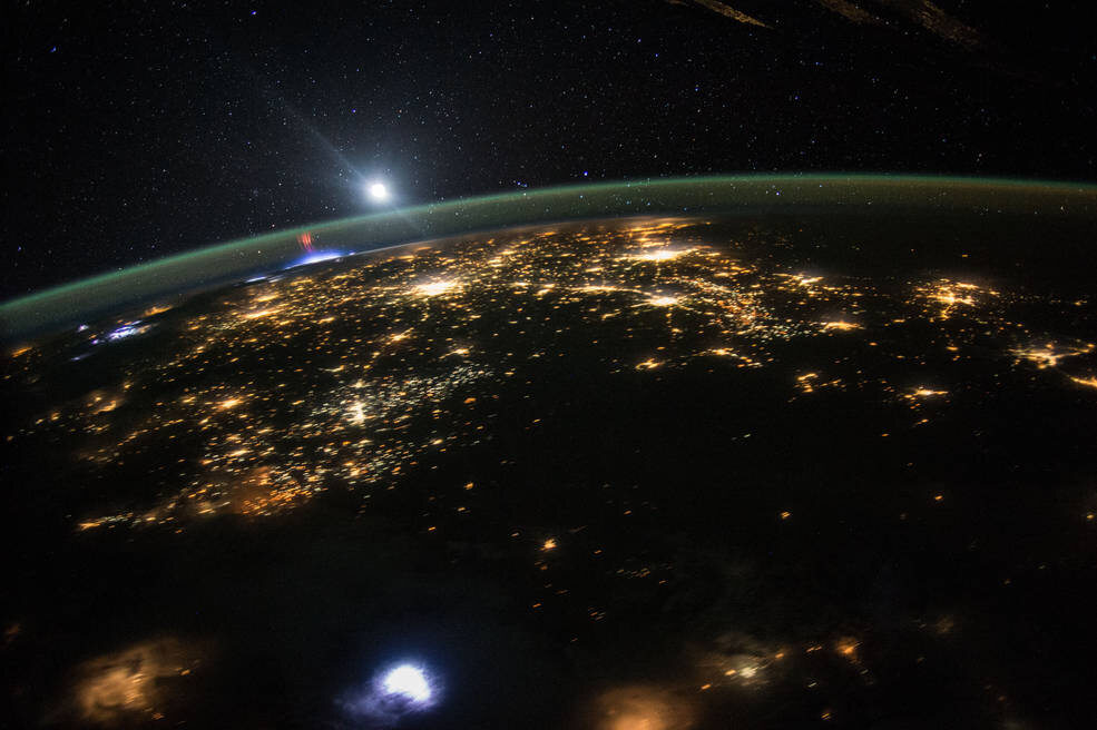 Meksyk nocą. Niewielki czerwony ślad pod linią horyzontu to wyładowanie elektryczne w czasie burzy (fot. NASA)