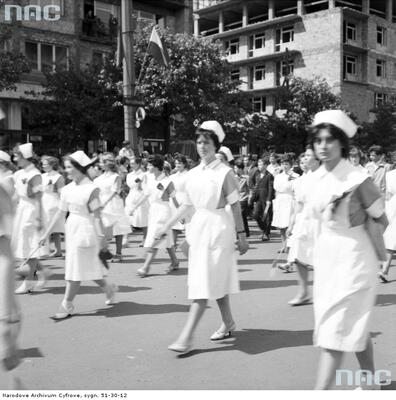 Pielęgniarki w pochodzie na ul. Marszałkowskiej.(1961 r.)(fot. NAC)