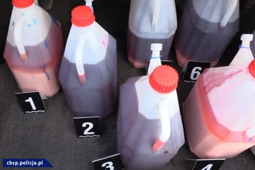 Na miejscu znaleziono 300 litrów różnych odczynników chemicznych 