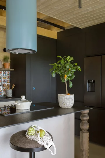 Współczesny dom na Kaszubach zaprojektowany przez Patrycję Majewicz – naturalne materiały, drewno i lokalne inspiracje tworzą spokojne, funkcjonalne wnętrze zakorzenione w krajobrazie 