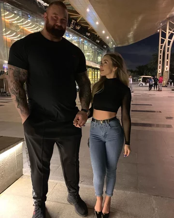 Hafþór Júlíus Björnsson i Kelsey Henson 